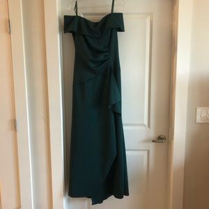 Perfect for wedding off the shoulder. Dark green.